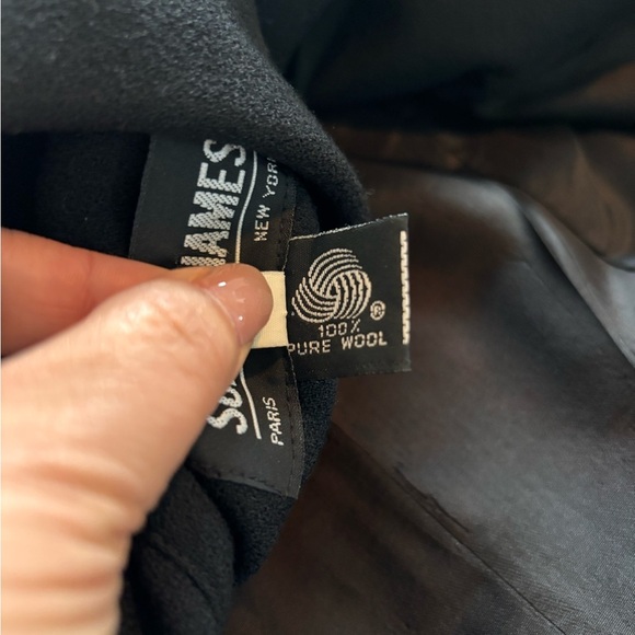 Elegant Vintage Black Blazer with Gold Accents - Picture 5 of 9